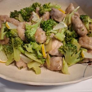 45hihi☆の作ってみた!投稿(行列の定食屋さんの✨鶏とブロッコリーのガリバタレモン炒め🤩)