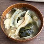玉ねぎと舞茸わかめの味噌汁