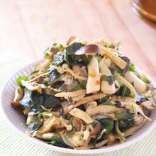 旨味たっぷり！【きのことわかめの旨塩おかか炒め】腸活＆骨活に