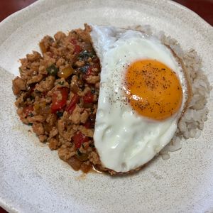 りんごの作ってみた!投稿(お家にある材料でガパオ風ライス)