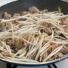 10分かからず爆速!ごはんがすすむ【豚ニラもやしのとろみ丼】の工程2