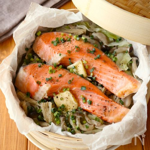 流行りの蒸籠で！【鮭ときのこの旨出汁バター蒸し】調味料2つ♩