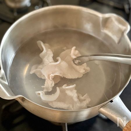 湯を沸かし、豚バラ薄切り肉に火を通す