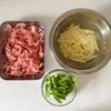 【豚肉とじゃがいもとピーマンの塩こん炒め】身近な食材で手軽！の工程1