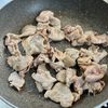 ごはんが恋しくなる♪【豚こまと厚揚げの甘辛炒め煮】の工程2