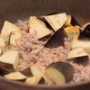 ごはんがすすむ！なすとピーマンのカレーそぼろ炒めの工程3