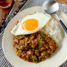 おくらとトマトのキーマカレー
