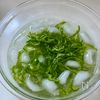余り鶏皮で♪さっぱり【ピーマンの塩昆布あえ】の工程2