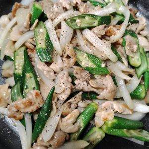 rantomoの作ってみた!投稿(絶品♡旨塩だれ《豚こまとおくらの中華炒め》)