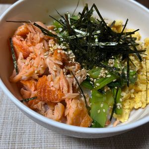 ぽちゃこの作ってみた!投稿(お肉好きの夫が喜ぶお魚ごはん♡『焼き鮭と小松菜と卵の三色丼』)