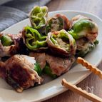 チーズ入り丸ごとピーマン肉巻き/辛味噌ダレ
