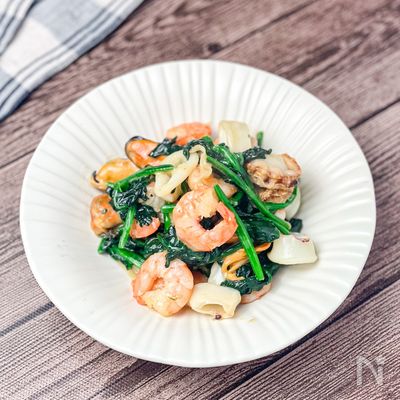 ほうれん草とシーフードの塩麹バター炒め