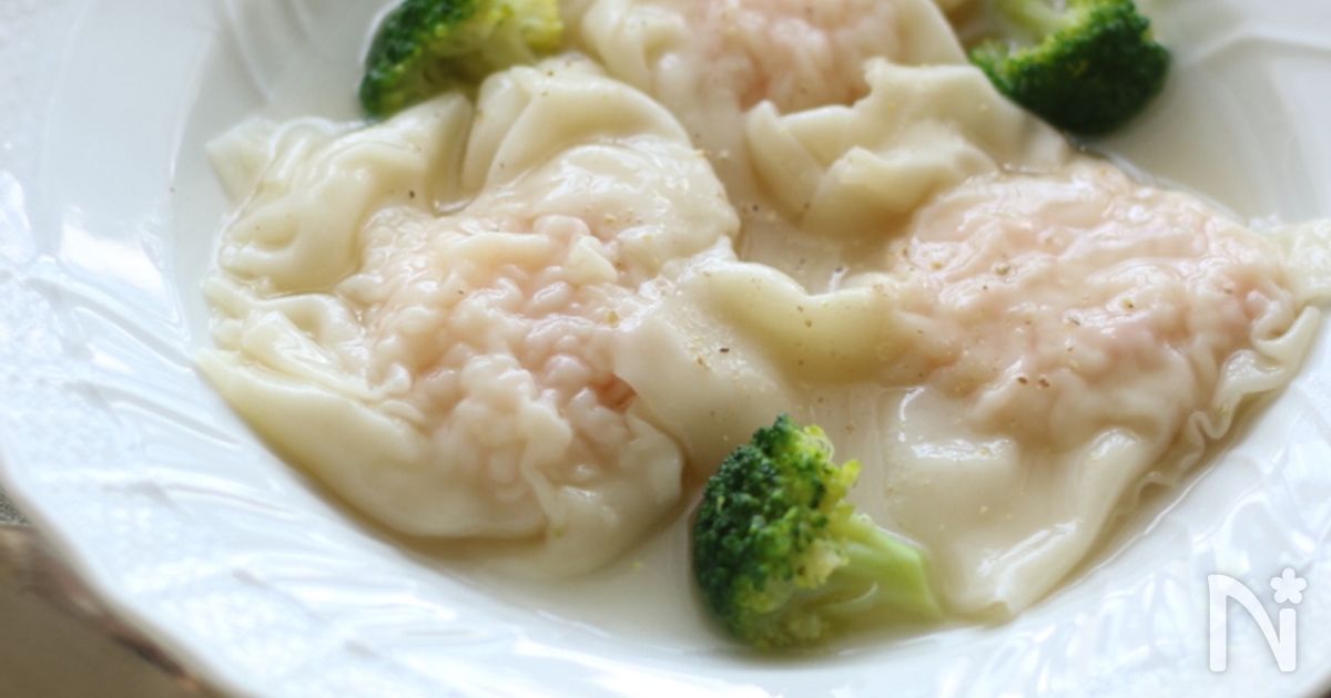 ワンタンで作る、エビの冷たいラヴィオリスープ