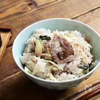 薬味をどさっとのせた「梅香る赤梅酢の鯛釜飯」