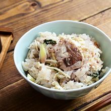 薬味をどさっとのせた「梅香る赤梅酢の鯛釜飯」