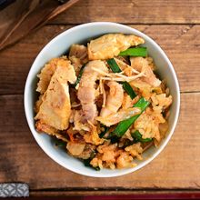 甘・辛・旨味の「キムチチゲ風すきやき釜飯」