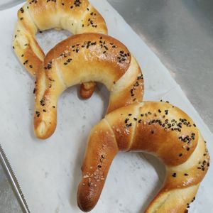 LIAMの作ってみた!投稿(塩パン好きへ！研究を重ねて食感を追求した『クレセント塩パン』)