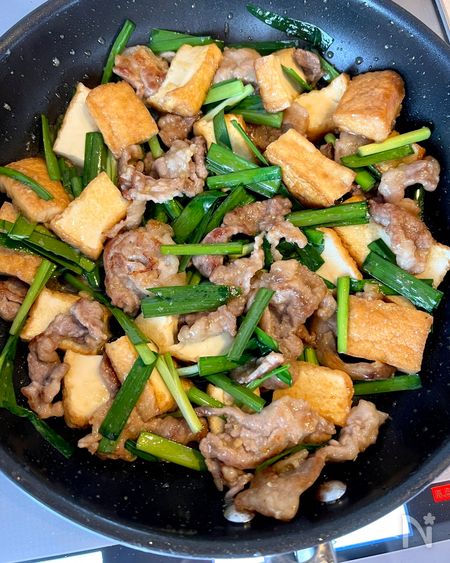 調味料を加えて混ぜ、にらを加える