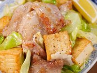 行列の定食屋さんの🍚豚バラキャベツと厚揚げの旨塩レモン🤩
