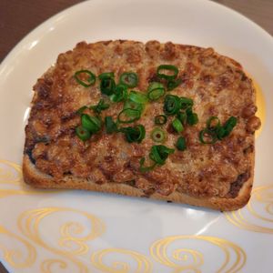 たりおの作ってみた!投稿(海苔の佃煮と納豆の和風マヨトースト)