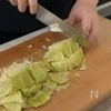 食べる手が止まらない【鶏モモとキャベツのやみつき塩ダレ炒め】の下準備