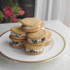 Hinaの作ってみた!投稿(クリームチーズと金時豆のビスケットサンド)