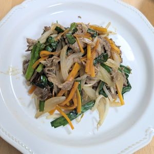 ゆいの作ってみた!投稿(【牛肉野菜炒め】炒めるだけでご飯が進む！旨みたっぷり♡)