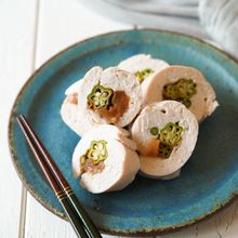 レンジで3分！楽うまさっぱりおかず♪梅オクラの鶏むねロール