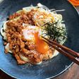 簡単に済ませたい日に！旨辛そぼろの混ぜ釜玉うどん