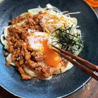 簡単に済ませたい日に！旨辛そぼろの混ぜ釜玉うどん