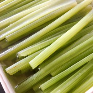 1032950の作ってみた!投稿(色よく風味豊かに！『ふきの下ごしらえ』ふきご飯やに煮物にも♪)