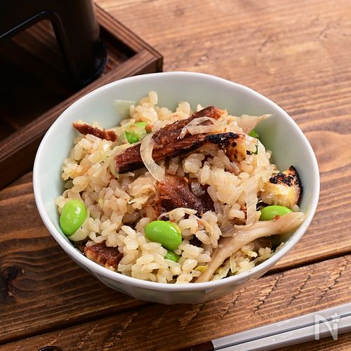 バターがすべてをまとめる「焼き穴子の枝豆バター釜飯」