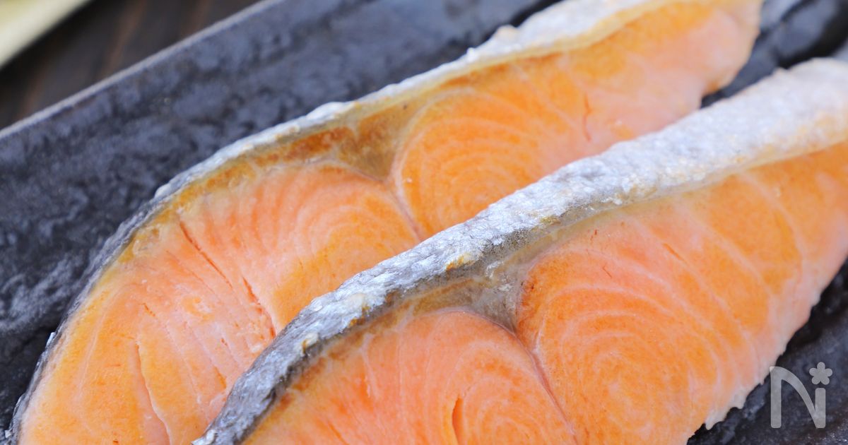 裏ワザで劇的ふっくら 時間が経っても固くならない塩鮭の焼き方 By まこりんとペン子 レシピサイト Nadia ナディア プロの料理家のおいしいレシピ