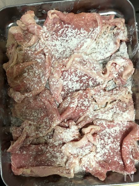豚肉を広げ、小麦粉をまぶす