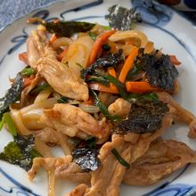 【ワンパンで韓国風ピリ辛味】せせりと新玉ねぎのニラ炒め