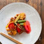 甘酸っぱいピクルスと共に食べる、鶏胸肉の唐揚げ