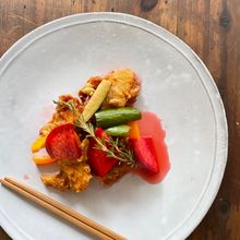 甘酸っぱいピクルスと共に食べる、鶏胸肉の唐揚げ