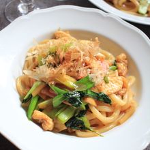 ジューシー油揚げが美味しい野菜たっぷり焼うどん