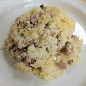 ゆいの作ってみた!投稿(香ばし魚肉ソーセージのガーリックペッパーチャーハン)