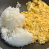 卵だけで大満足！家族がハマる【たまご炒飯】の工程2