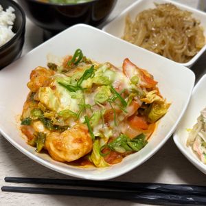 みーこの作ってみた!投稿(【鶏キャベツのチーズタッカルビ炒め】ワンパンお手軽おかず！)