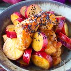 【むね肉で節約・満足おかず】鶏肉とホクホクさつま芋の甘酢炒め