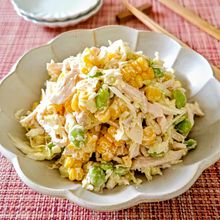 【鶏むね肉入りコースローサラダ】ボリューム満点。主菜でもOK