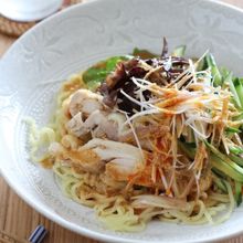 蒸し鶏ときくらげの胡麻だれ冷やし中華