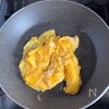 ごはんが止まらない!春キャベツと豚バラのガリバタふわ玉炒めの工程1