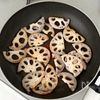 簡単なのに絶品！蓮根といかの甘辛しょうが焼き♩旨みたっぷりの工程2