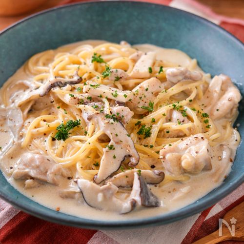 【チキンときのこのワンパンクリームパスタ】お手軽！牛乳で作る