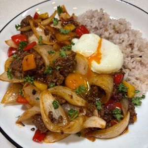 楽ラク手抜キッチン🐶🐾の作ってみた!投稿([新玉ねぎと半熟卵の甘辛そぼろ丼]ハンバーグ風の味付け♪)