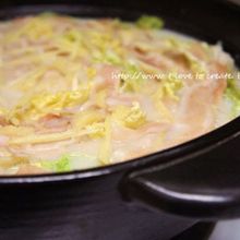 白菜と薄切り豚バラ肉の豆乳クリーム鍋