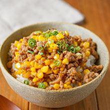【子供爆食♡︎とうもろこしの味噌バタそぼろ丼】爆速レシピ♩